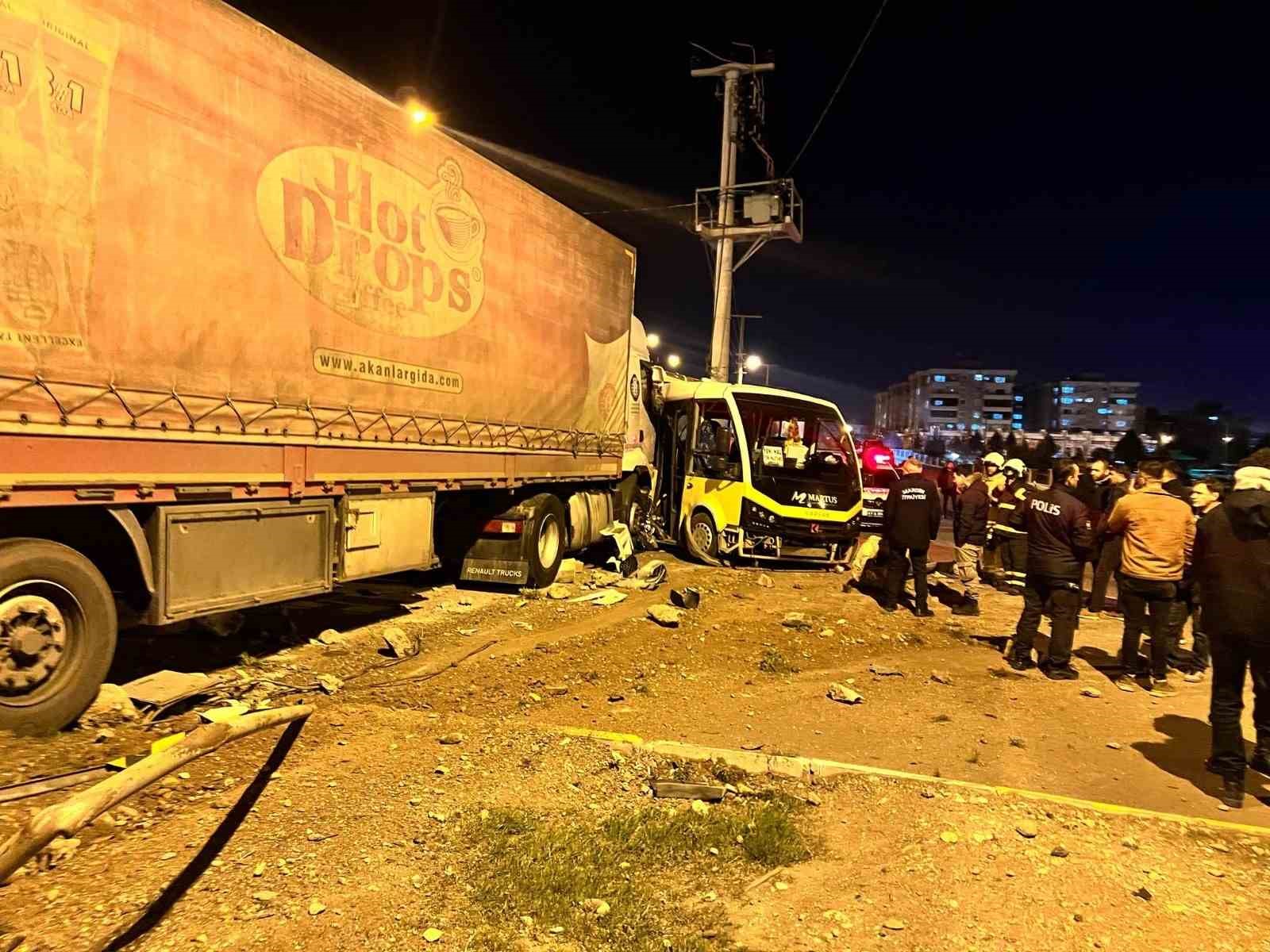 Mardin’de tır ile minibüsün çarpıştığı kazada 4 kişi yaralandı