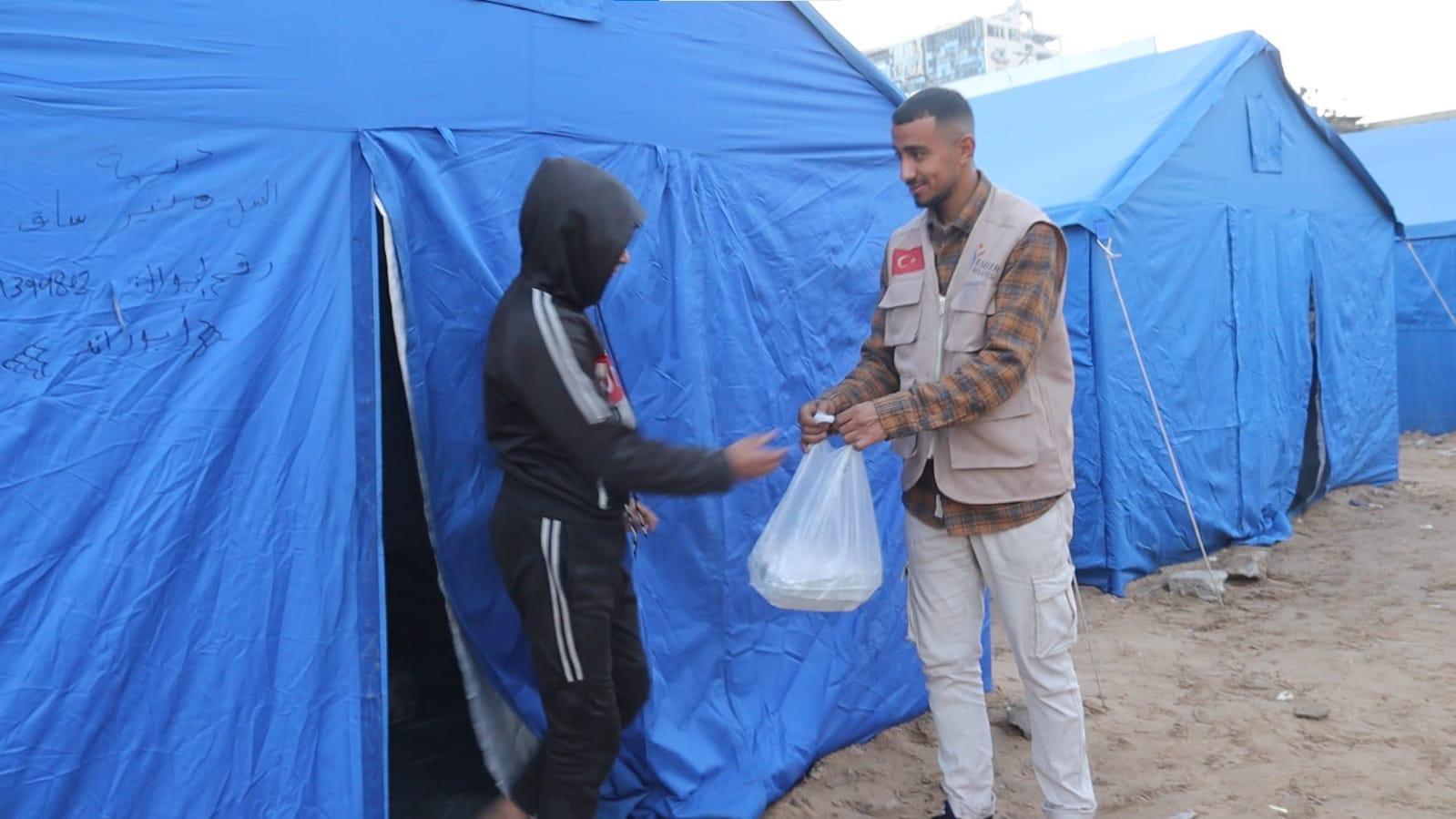 Gazze’de iftar sevinci: Esenler Belediyesi iftar sofrasını Gazze’de kurdu
