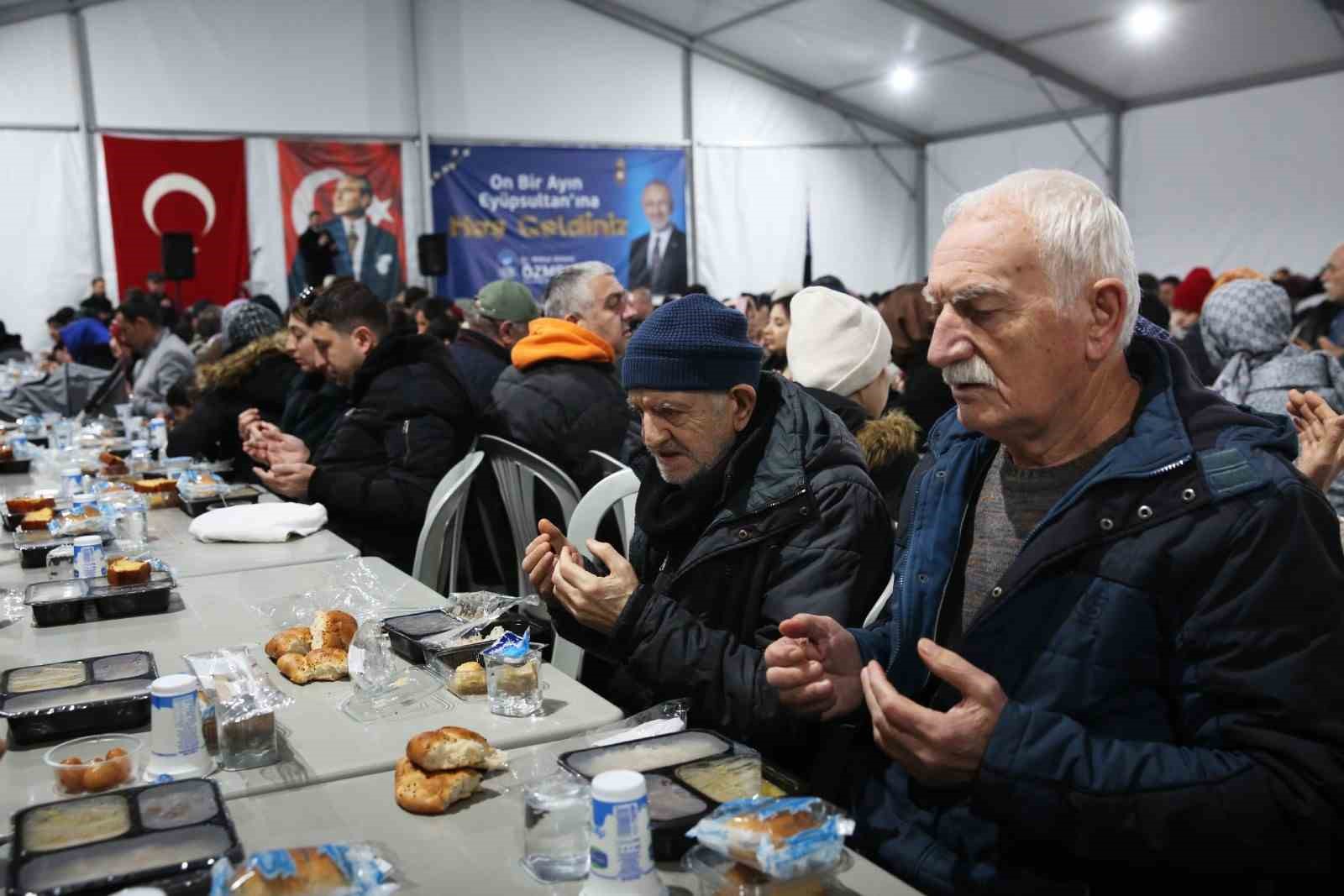 Binlerce vatandaş Eyüpsultan’da dev iftar sofrasında buluşuyor
