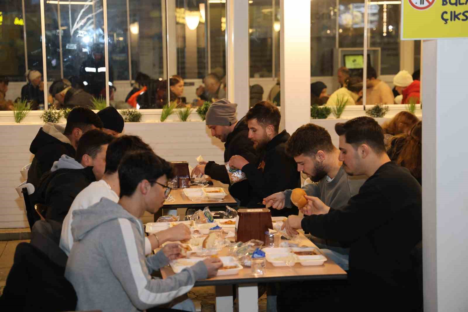 Atakum’da kurulan ilk iftar sofrasına yoğun ilgi
