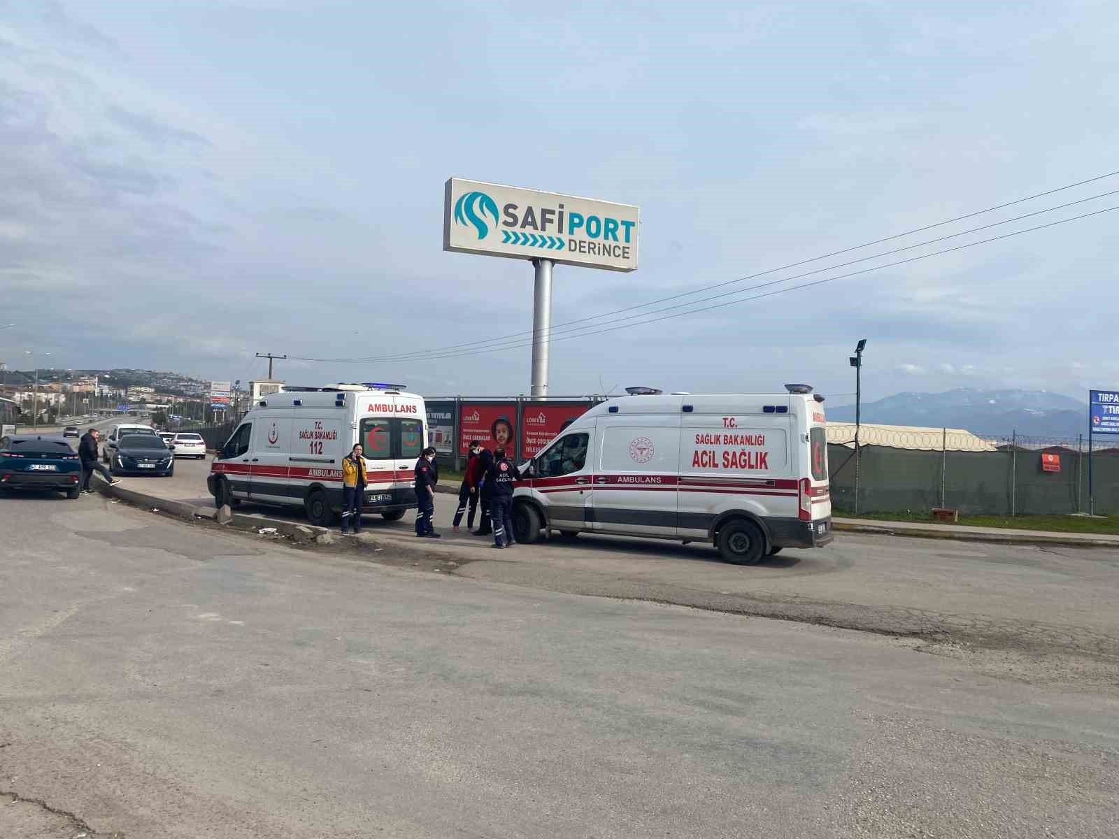 Hasta taşıyan ambulans kırmızı ışıkta kaza yaptı
