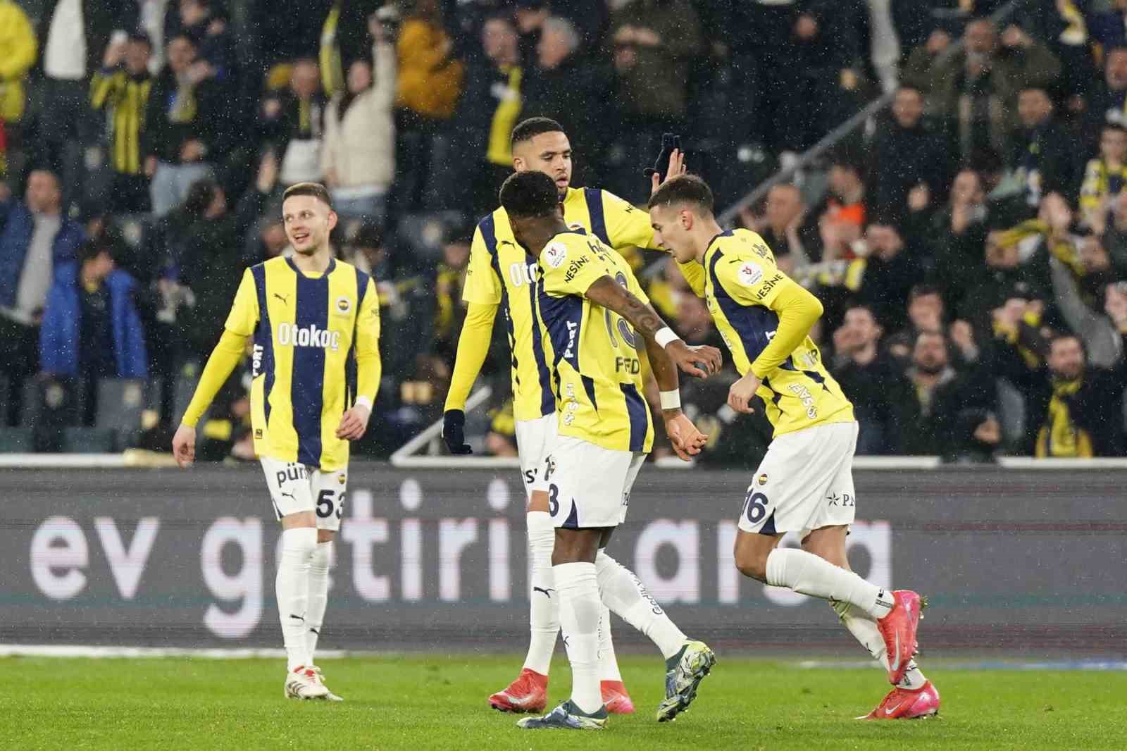 Fenerbahçe, ligde puan farkını 4’e indirdi
