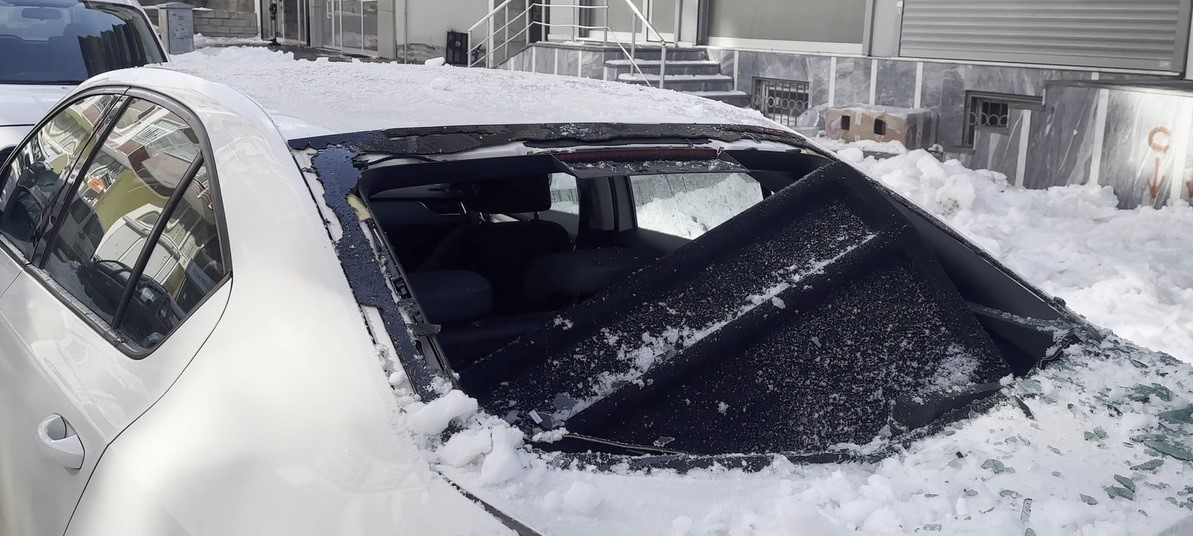 Çatılardan düşen kar ve buz kütleleri tehlike saçıyor