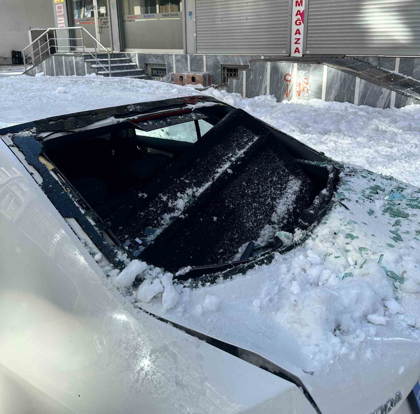 Çatılardan düşen kar ve buz kütleleri tehlike saçıyor