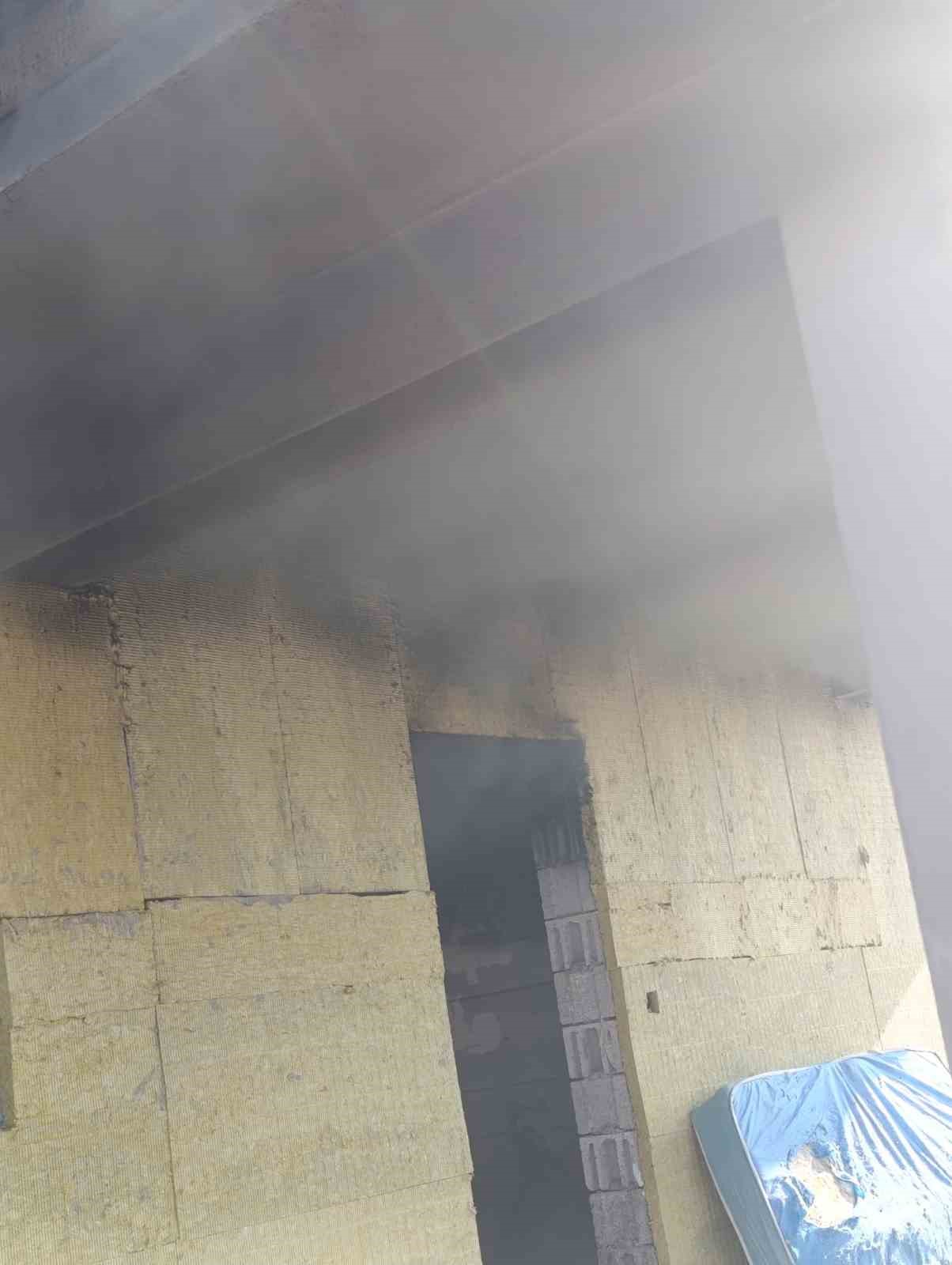 Osmaniye&rsquo;de iş&ccedil;ilerin kaldığı evde yangın &ccedil;ıktı
