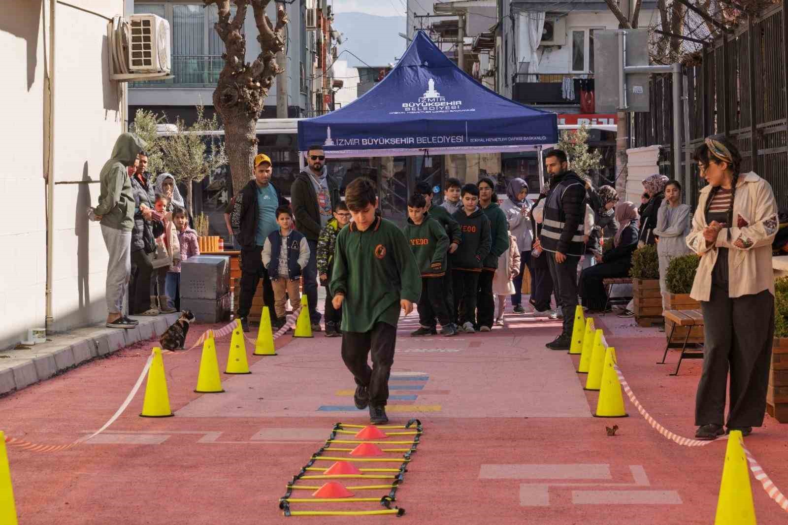 ’Güzel İzmir’ neşeli çocuklar
