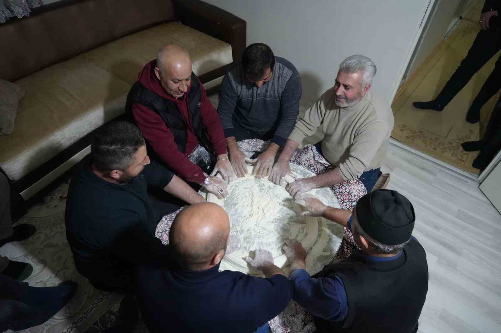 Bayburt&rsquo;ta Ramazan ayının aranan lezzetlerinden tel helvasının yapımı saatlerce s&uuml;r&uuml;yor dakikalar i&ccedil;inde t&uuml;ketiliyor
