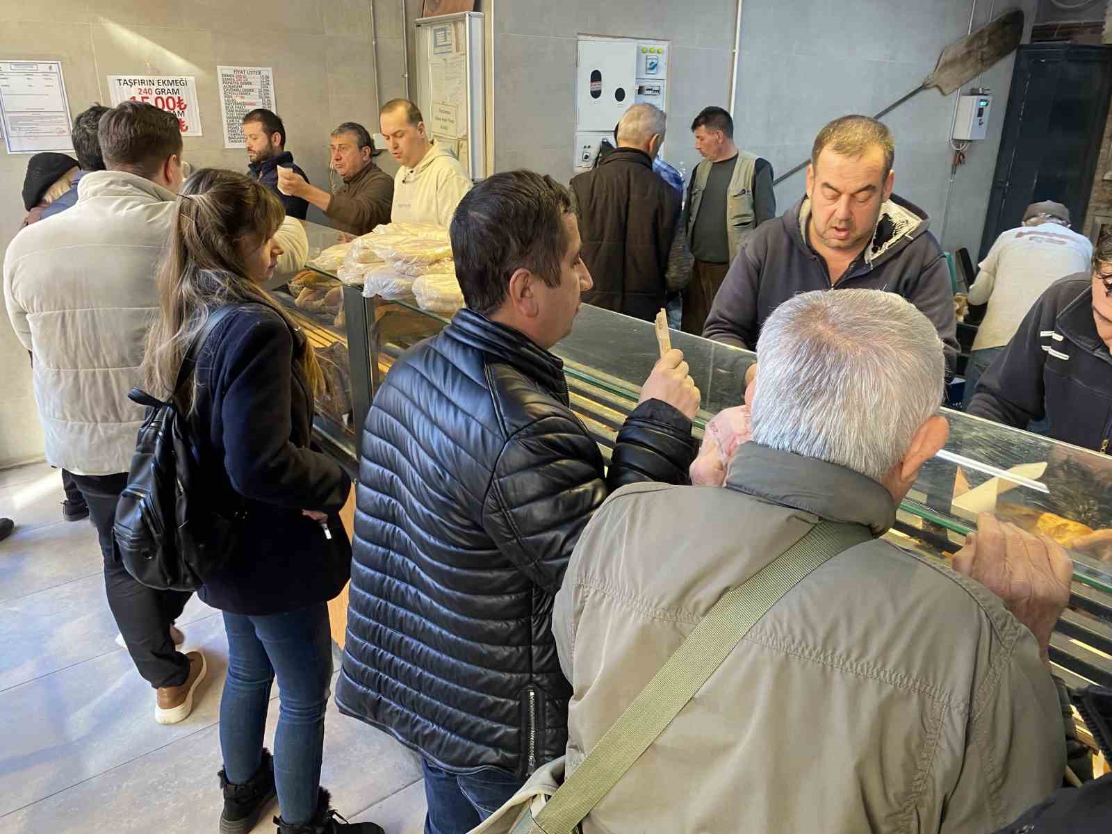Fırınların &ouml;n&uuml;nde metrelerce pide kuyruğu oluştu
