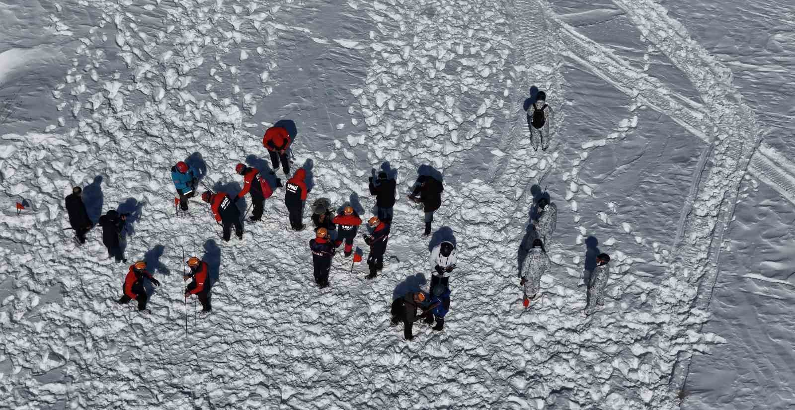 Erzincan&rsquo;daki Ergan Dağı&rsquo;nda &ccedil;ığda arama kurtarma tatbikatı yapıldı
