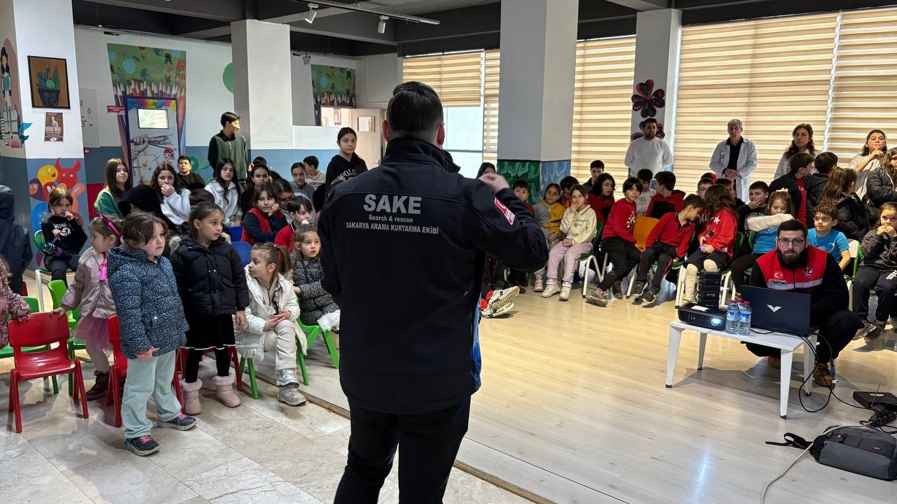 Minikler afet bilincini tatbikatla deneyimleyerek &ouml;ğrendi

