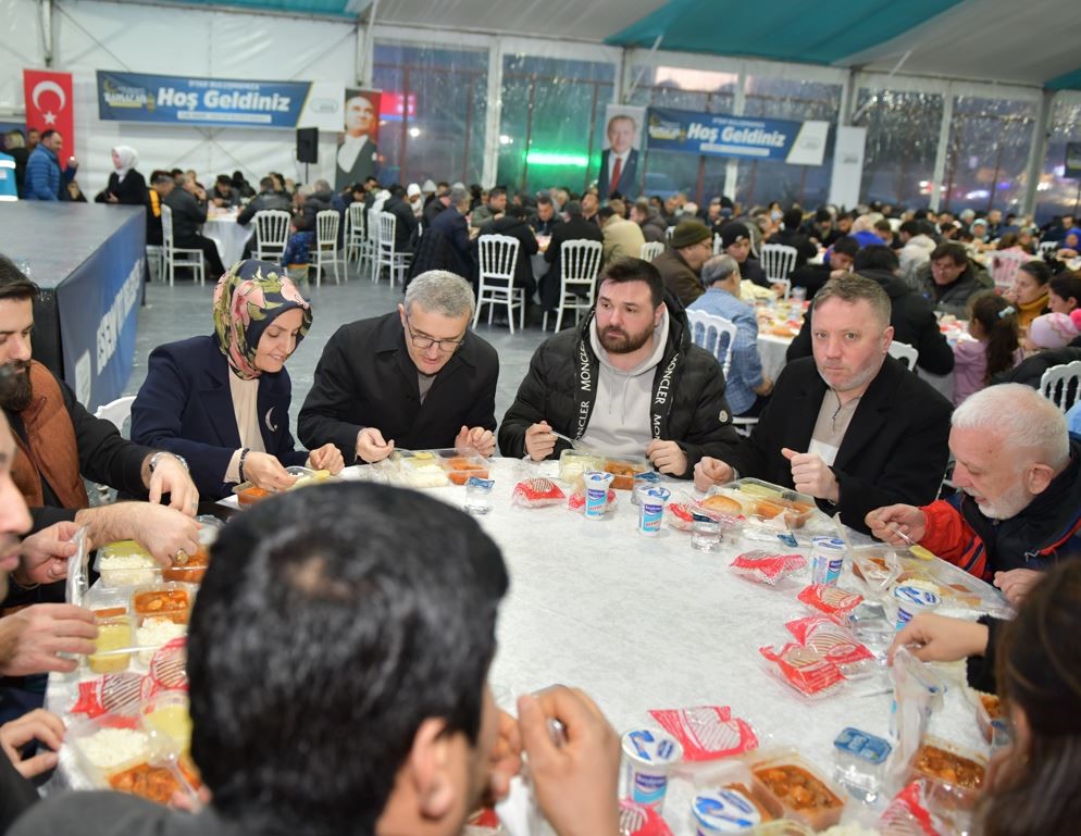 Esenyurt Belediyesi, binlerce vatandaşı iftar sofralarında bir araya getirdi
