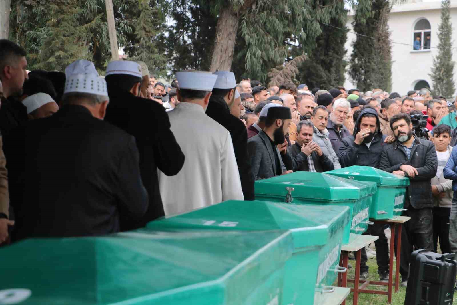 Feci kazada ölen 6 kişi son yolculuğuna uğurlandı
