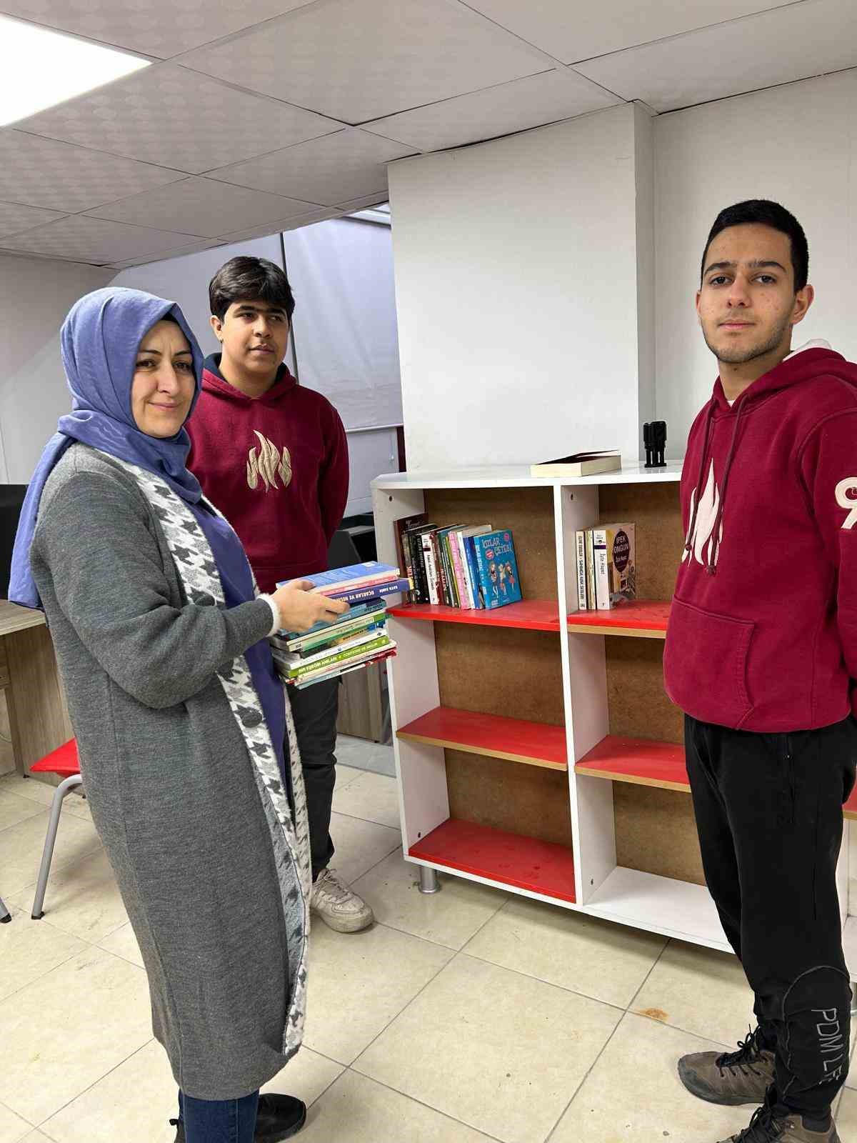 Nevzat Şahin Anadolu Lisesi&rsquo;ne 3 bin kitap bağışlandı
