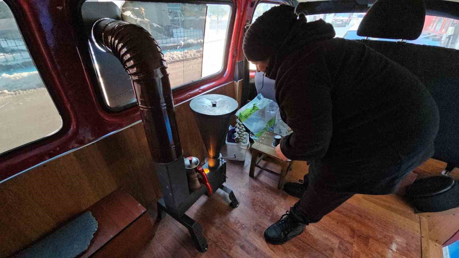 Isınmak için minibüse kurdukları soba ilgi odağı oldu