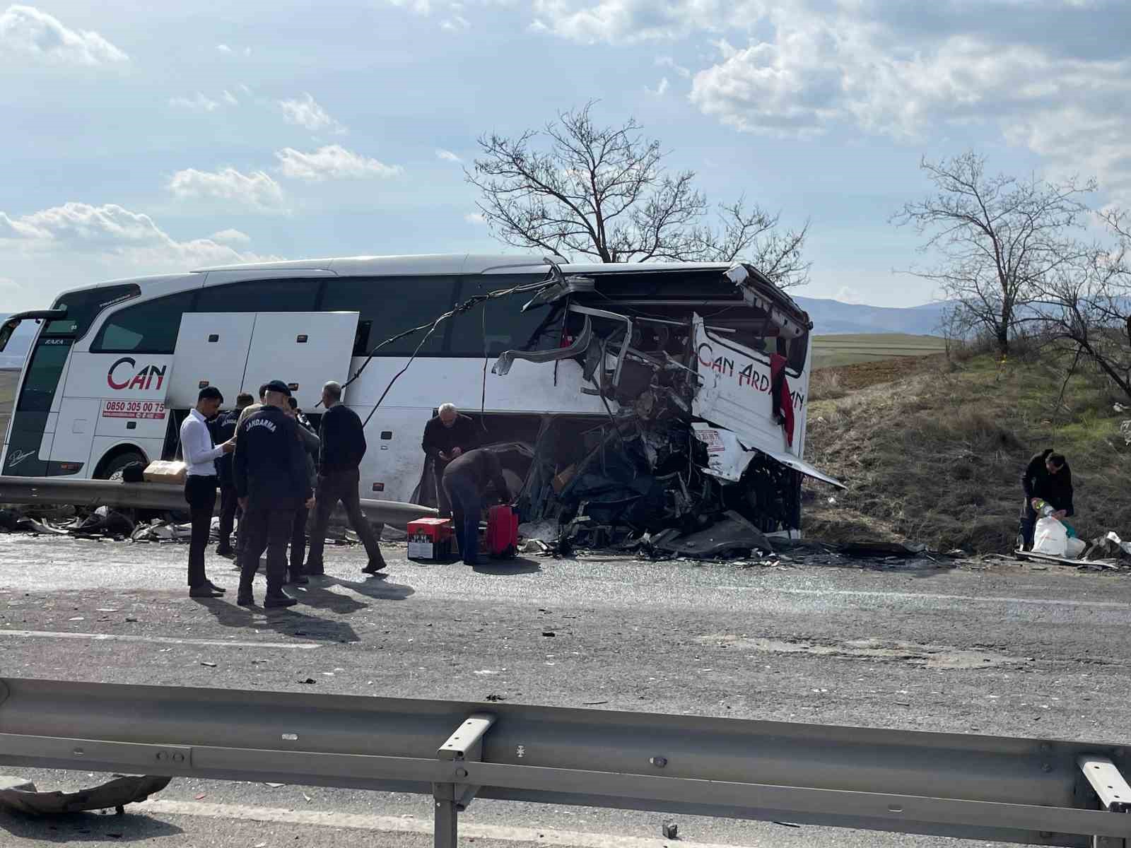 Tır yolcu otob&uuml;s&uuml;ne arkadan &ccedil;arptı: 11 yaralı
