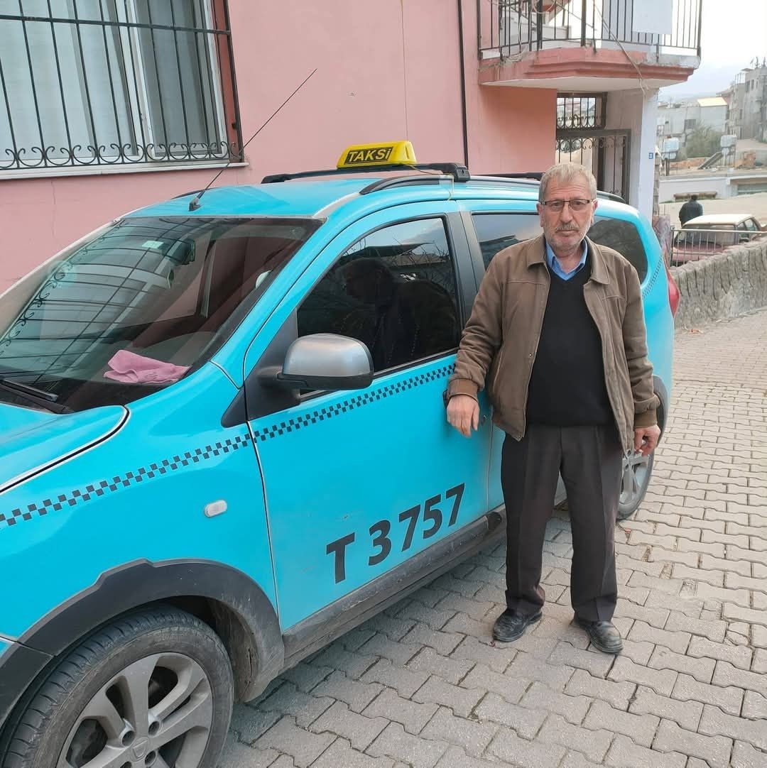 Sulama kanalına devrilen taksinin s&uuml;r&uuml;c&uuml;s&uuml; hayatını kaybetti
