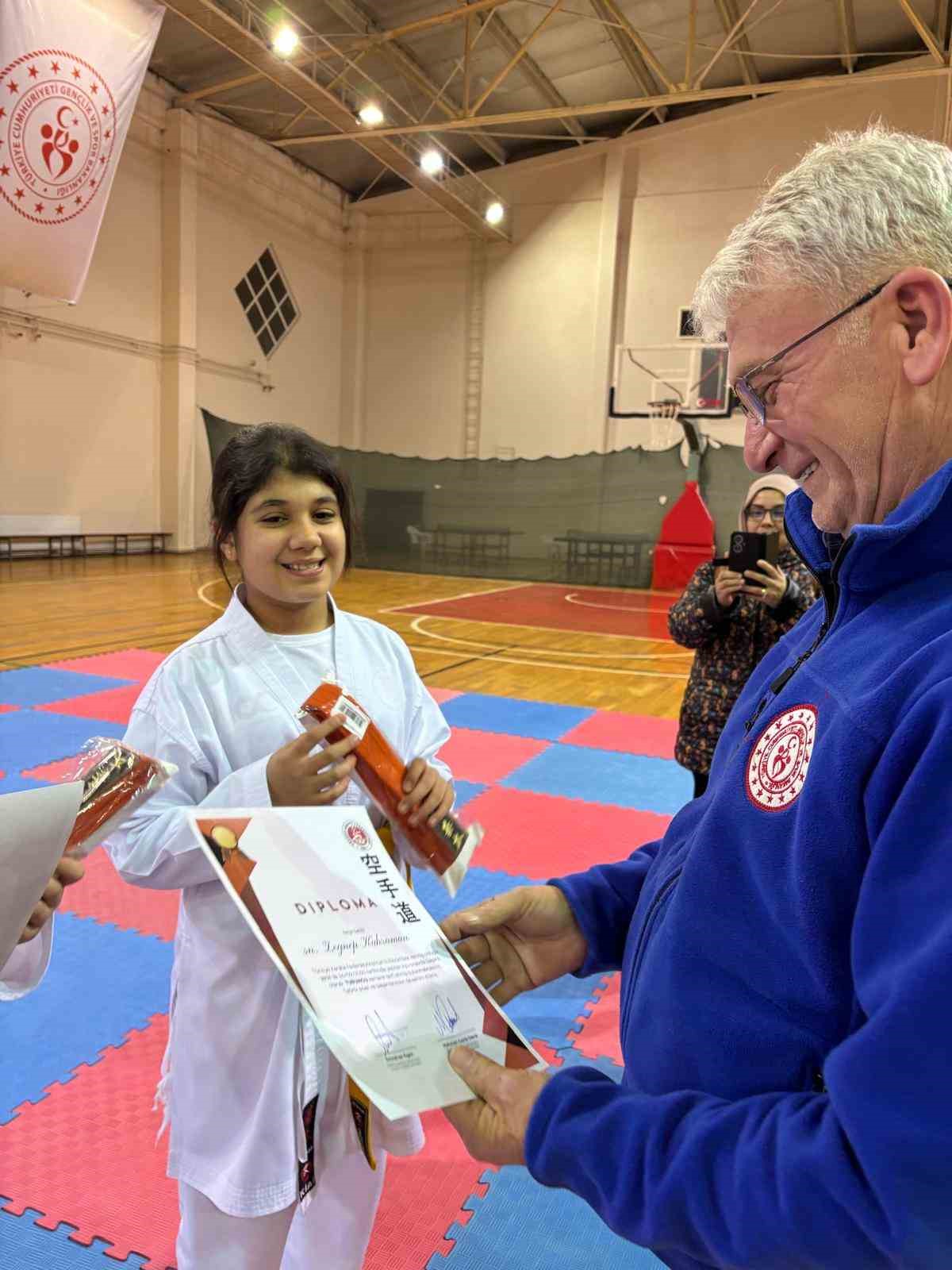 K&uuml;&ccedil;&uuml;k karateciler kuşak sınavında ter d&ouml;kt&uuml;
