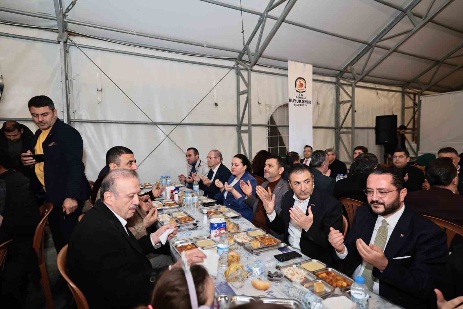 Geleneksel iftar &ccedil;adırında ilk iftar yapıldı
