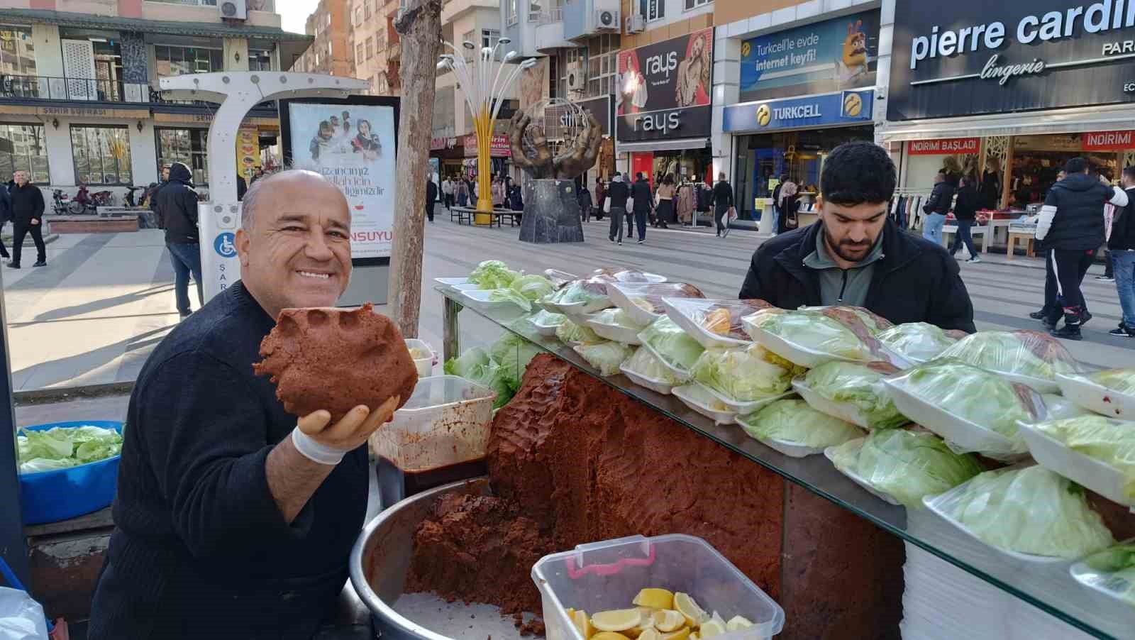 Batman’da iftar öncesi çiğköfte kuyruğu