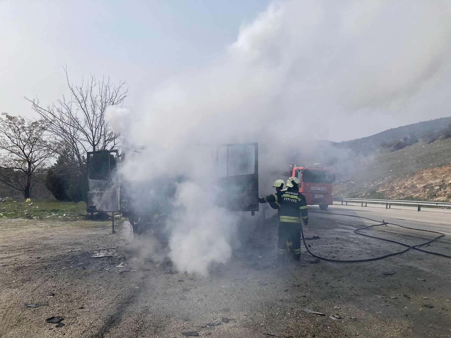Seyir halindeyken alev alan tır k&uuml;le d&ouml;nd&uuml;
