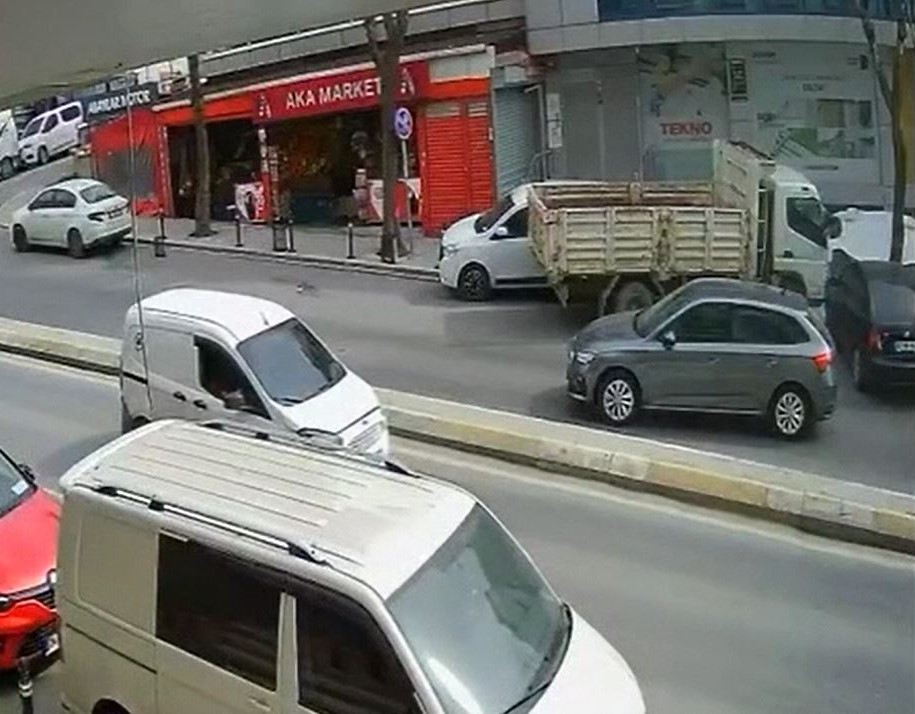 Avcılar&rsquo;da kamyonetin 4 araca &ccedil;arptığı kaza g&uuml;venlik kamerasında
