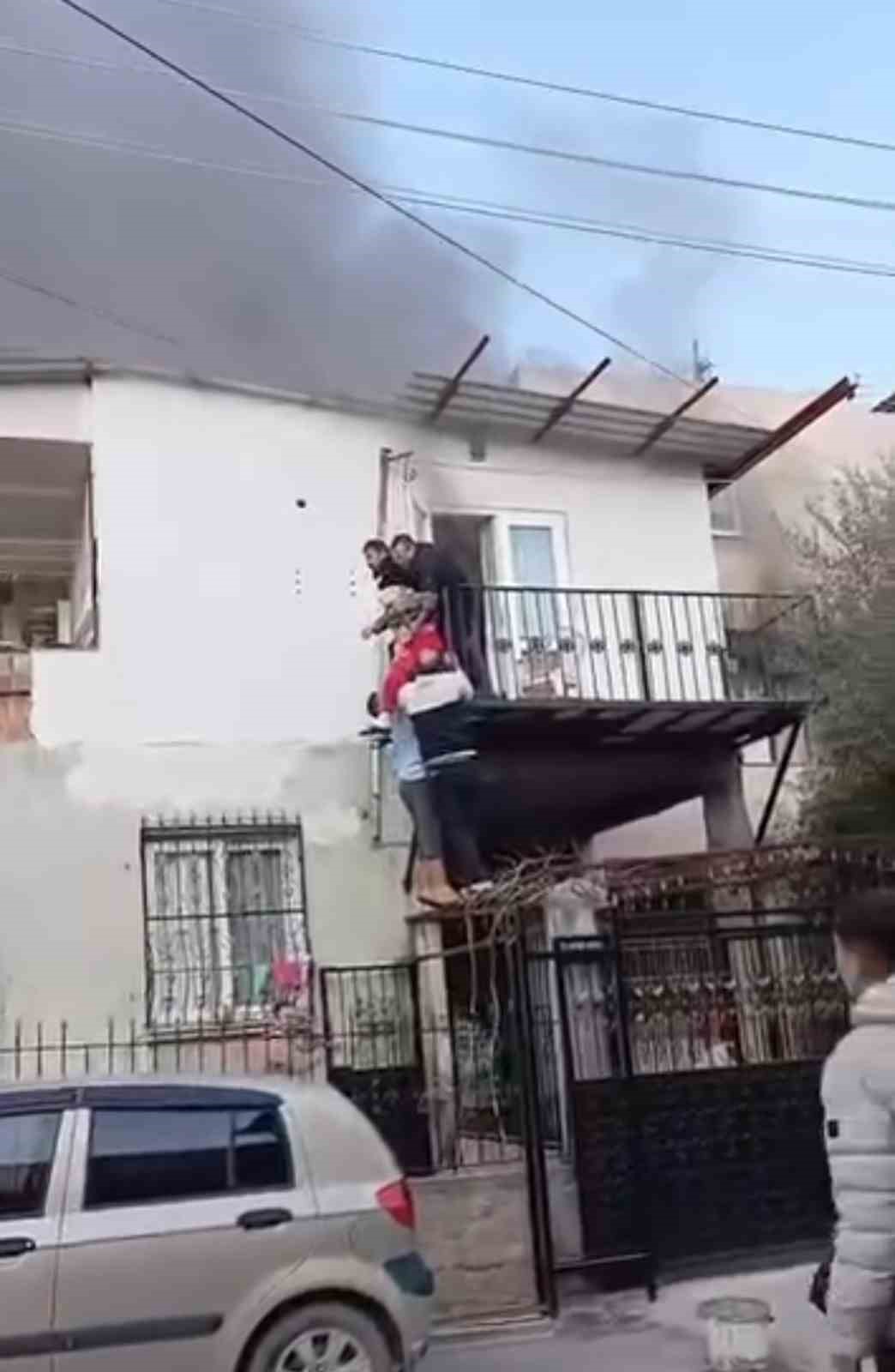 Yangın &ccedil;ıkan evde mahsur kalan kadın vatandaşlar tarafından kurtarıldı
