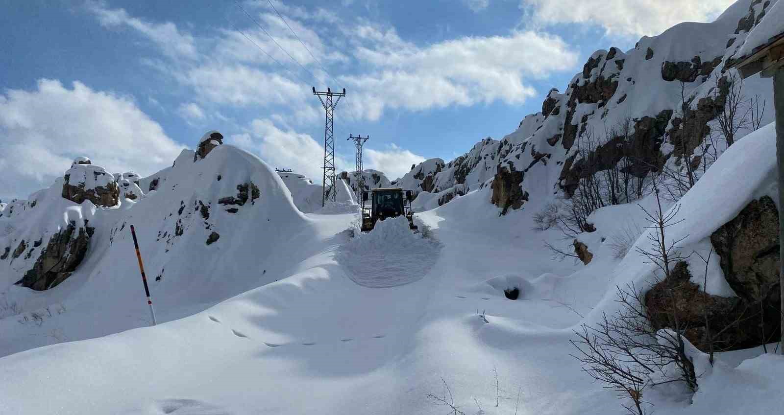 Askeri üs bölgelerinin yolları açılıyor
