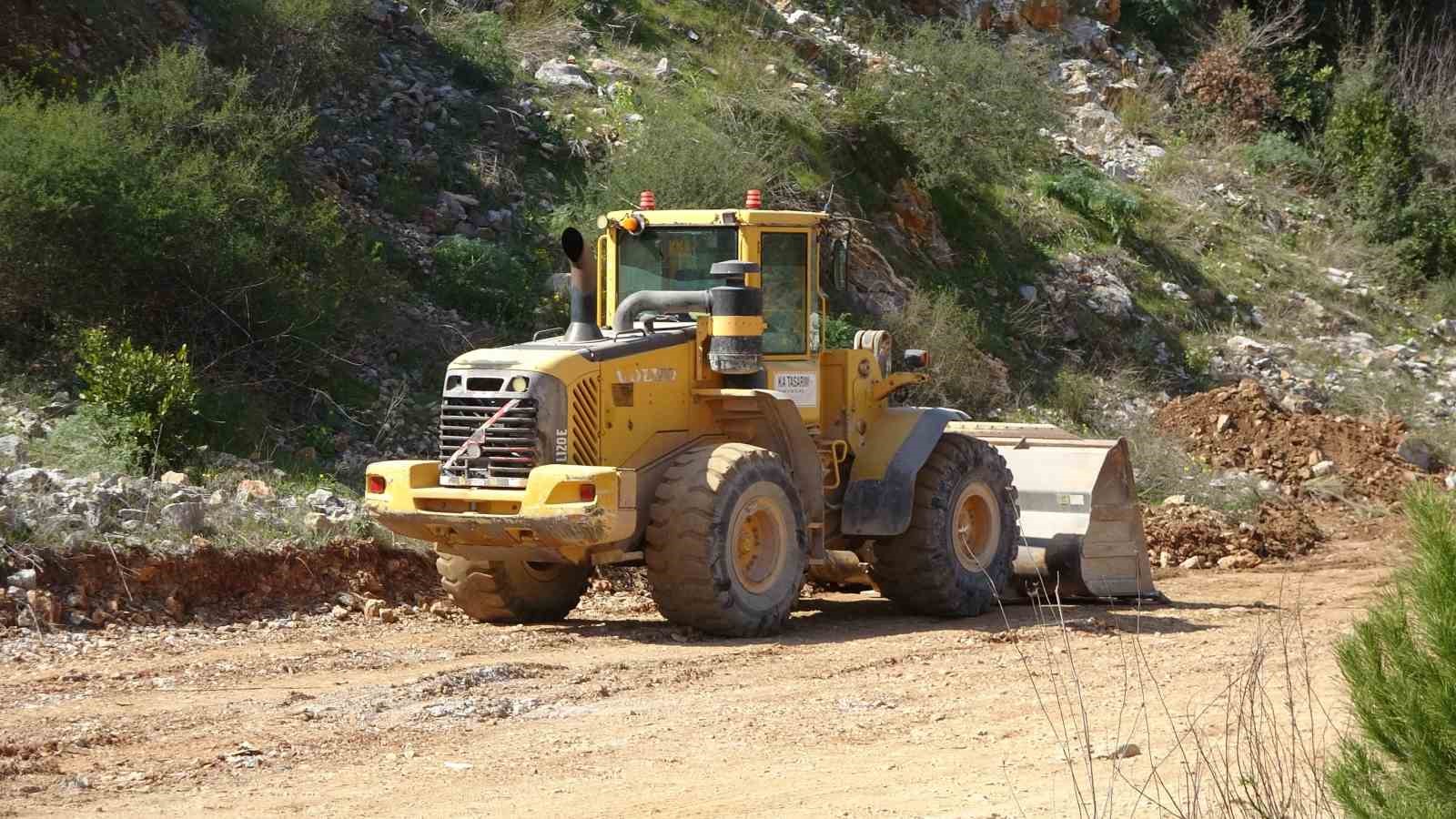 Alanya’da dinamitle patlatılan dağ, karayolunu 6 saat kapalı tuttu
