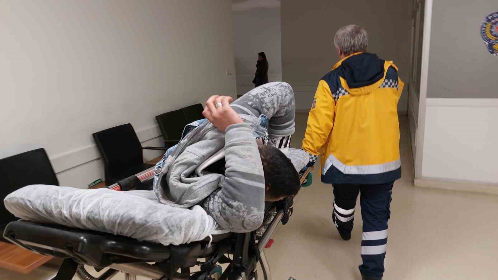 Akaryakıt istasyonunda bı&ccedil;aklı saldırıya uğrayan gen&ccedil; yaralandı
