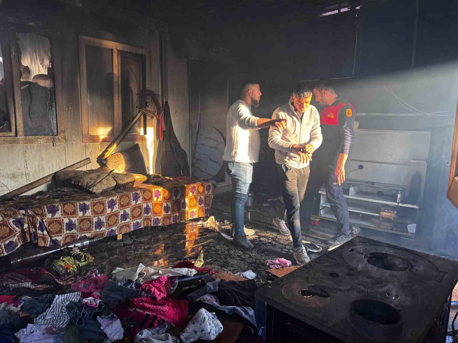 Osmaniye&rsquo;de konteynerde &ccedil;ıkan yangın s&ouml;nd&uuml;r&uuml;ld&uuml;
