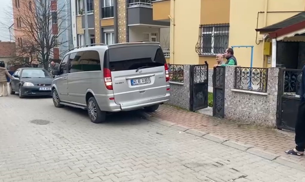 El frenini çekmeyi unuttu, bariyer ile kapı arasında sıkıştı
