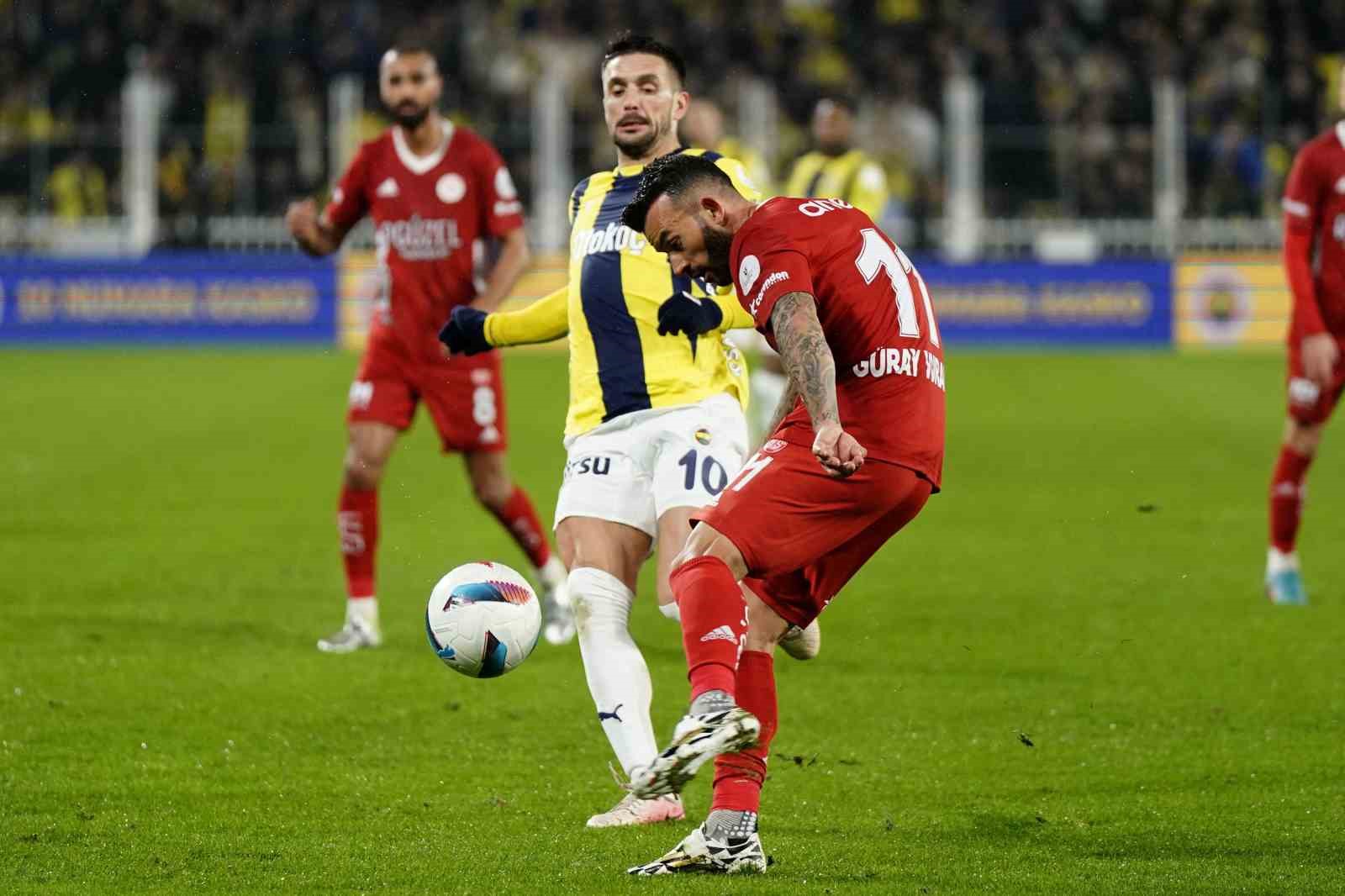 Trendyol Süper Lig: Fenerbahçe: 3 - Antalyaspor: 0 (İlk yarı)
