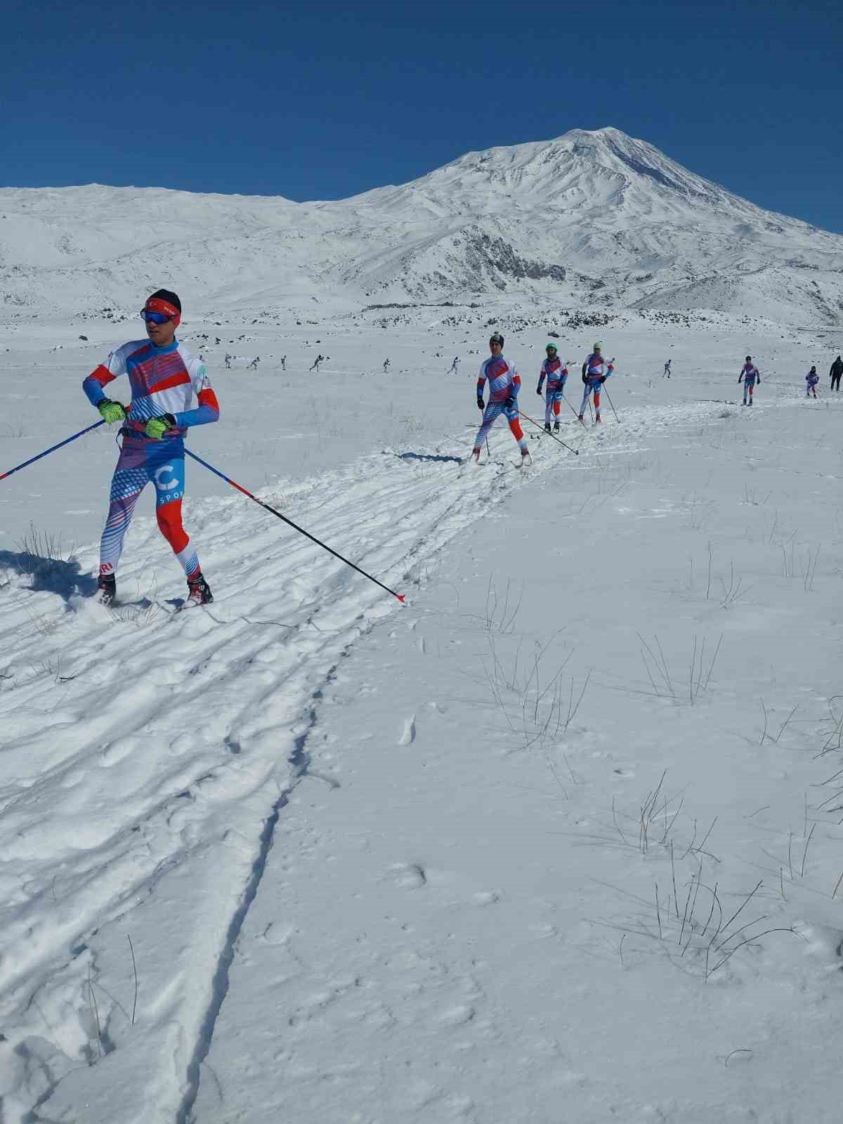 Efsaneler diyarı Ağrı Dağı bu kez kayak&ccedil;ılara ev sahipliği yaptı
