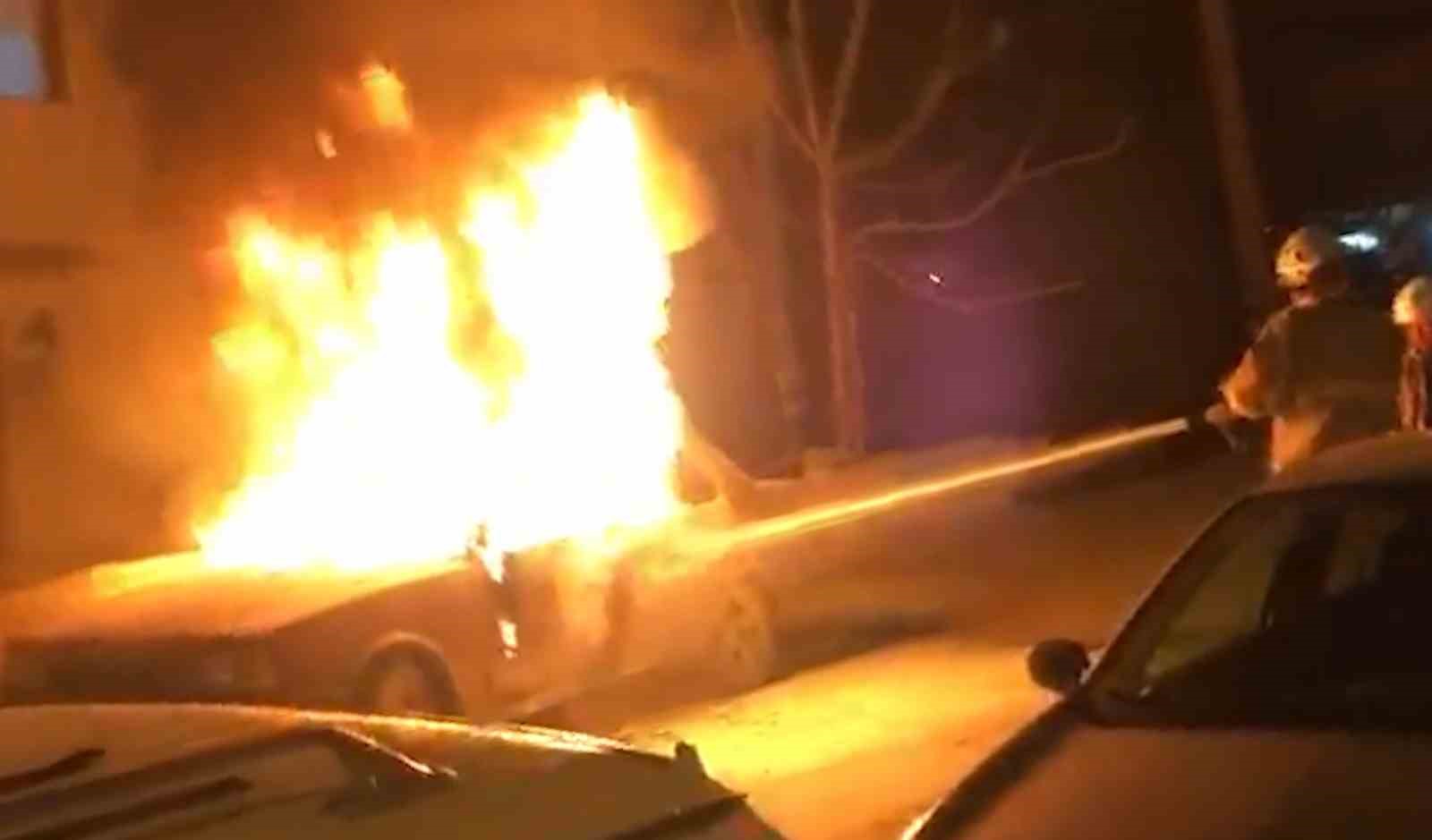 Alev topuna dönen Fiat Tofaş otomobilden geriye hurda yığını kaldı