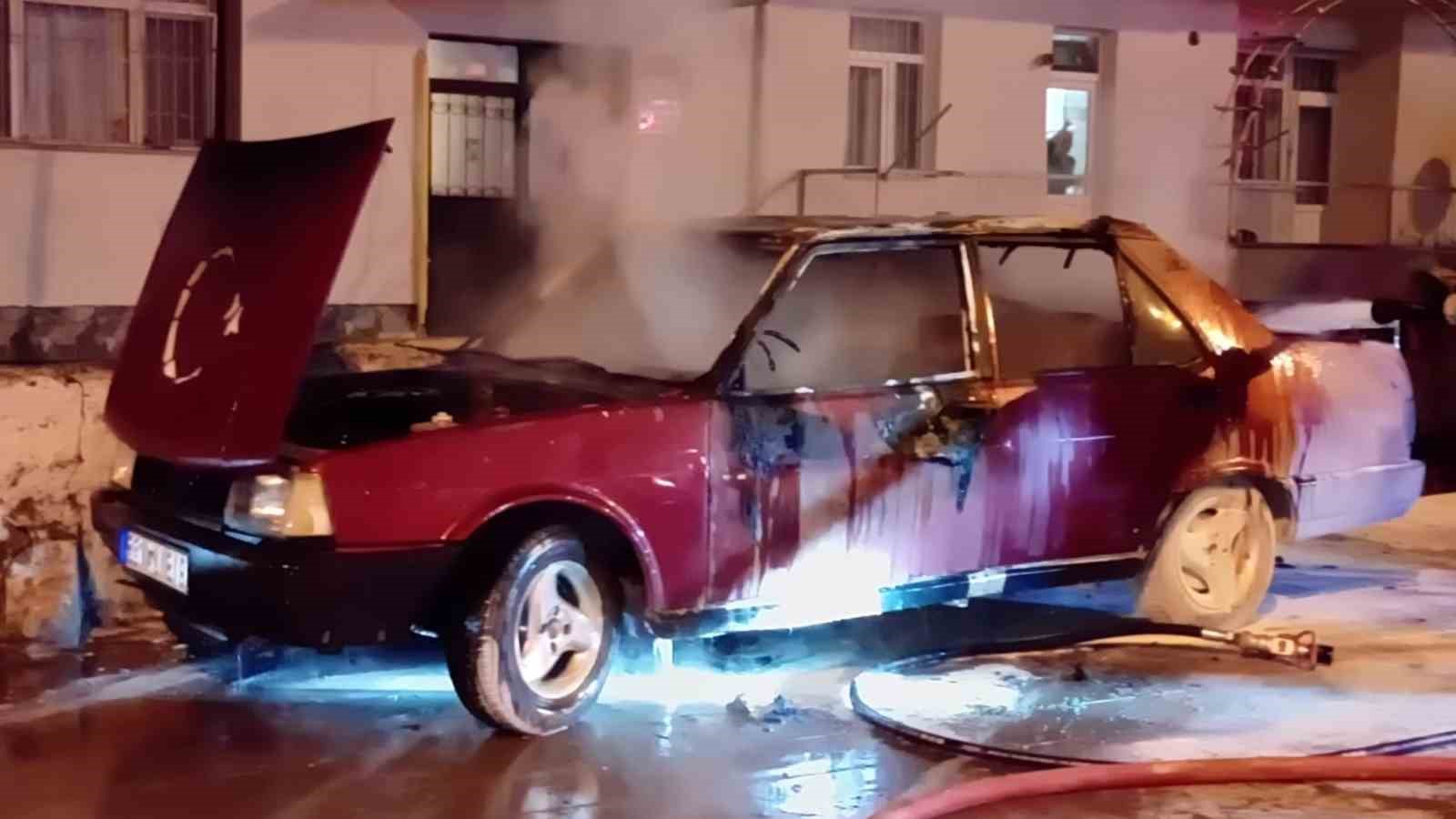 Alev topuna d&ouml;nen Fiat Tofaş otomobilden geriye hurda yığını kaldı
