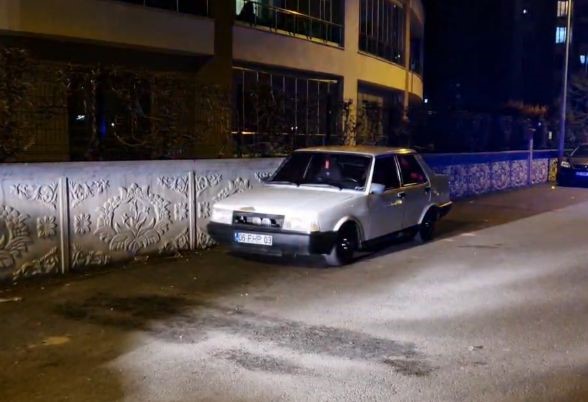 Otomobilden rastgele ateş edildi, kaldırımda yürüyen genç yaralandı
