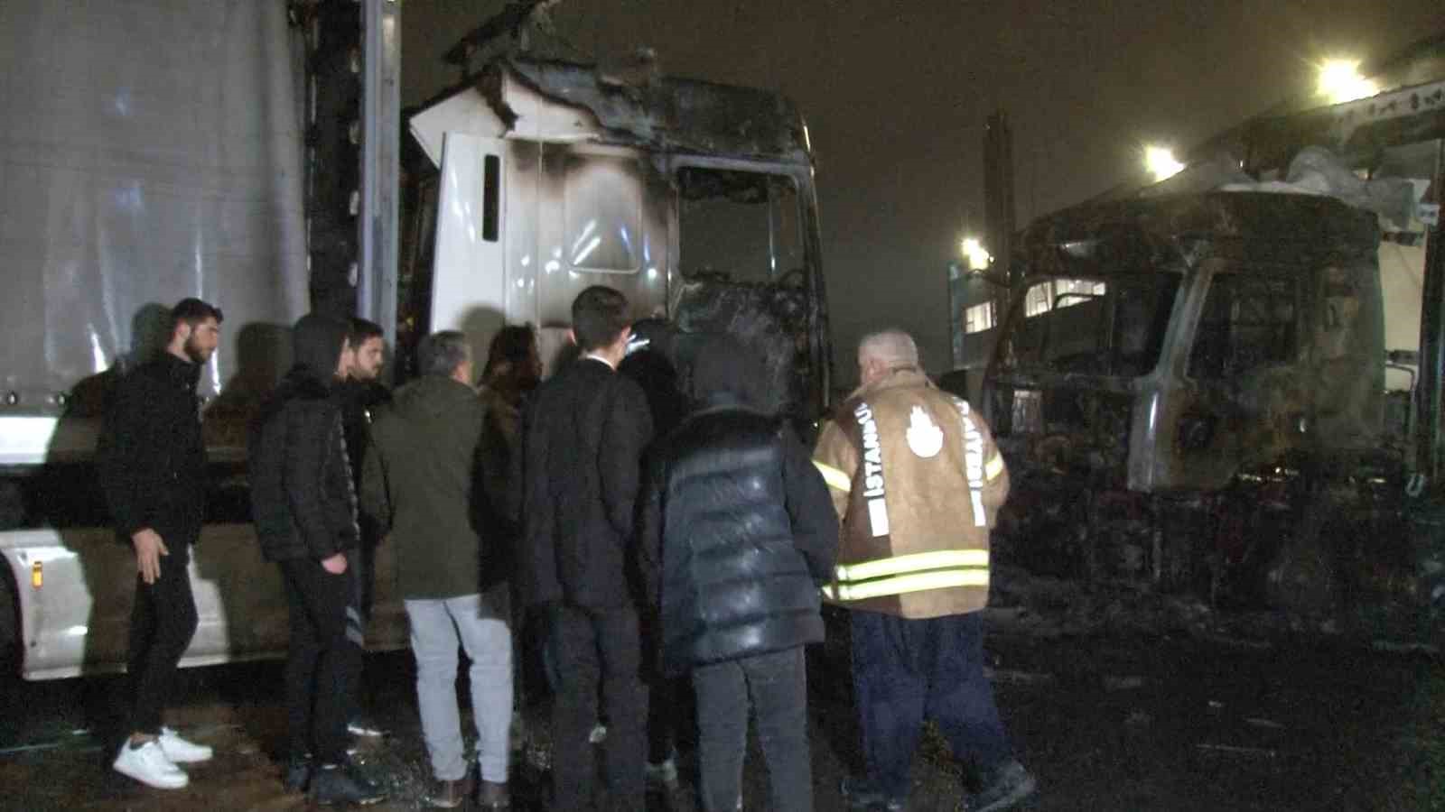 Arnavutköy’de 2 tır alev alev yandı