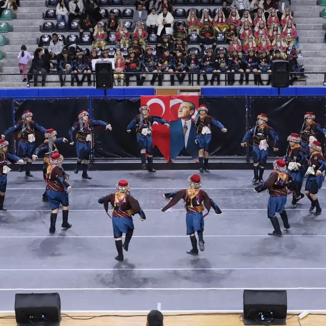 Kaleli öğrenciler halk oyunları yarışmasından şampiyonlukla döndü