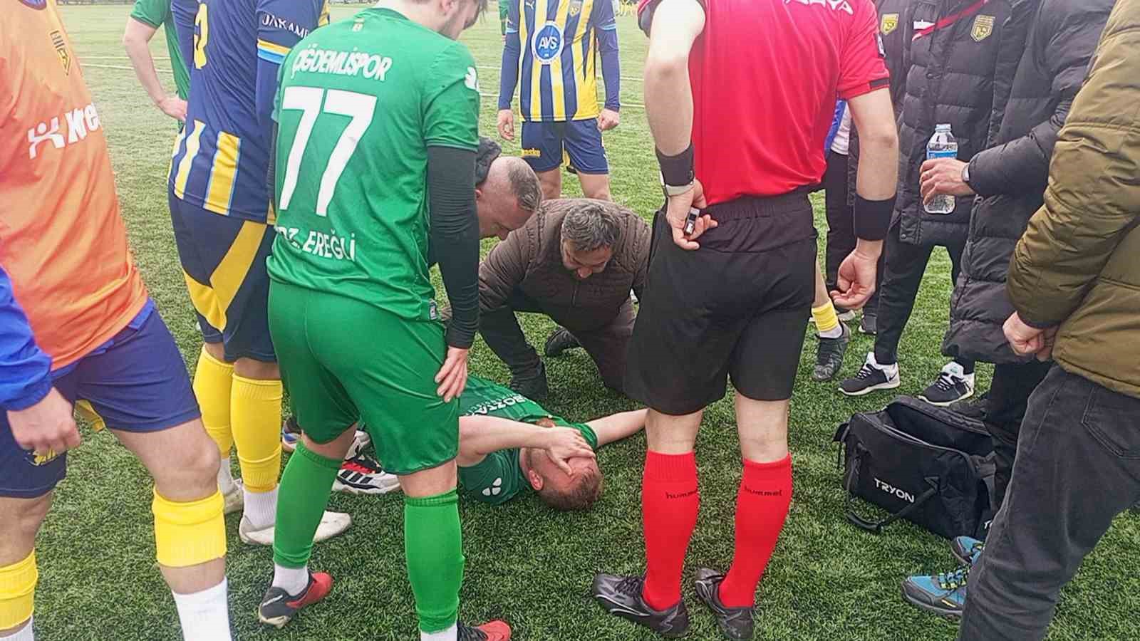 Futbol maçında rakip oyuncu ile çarpışan futbolcu nefessiz kaldı
