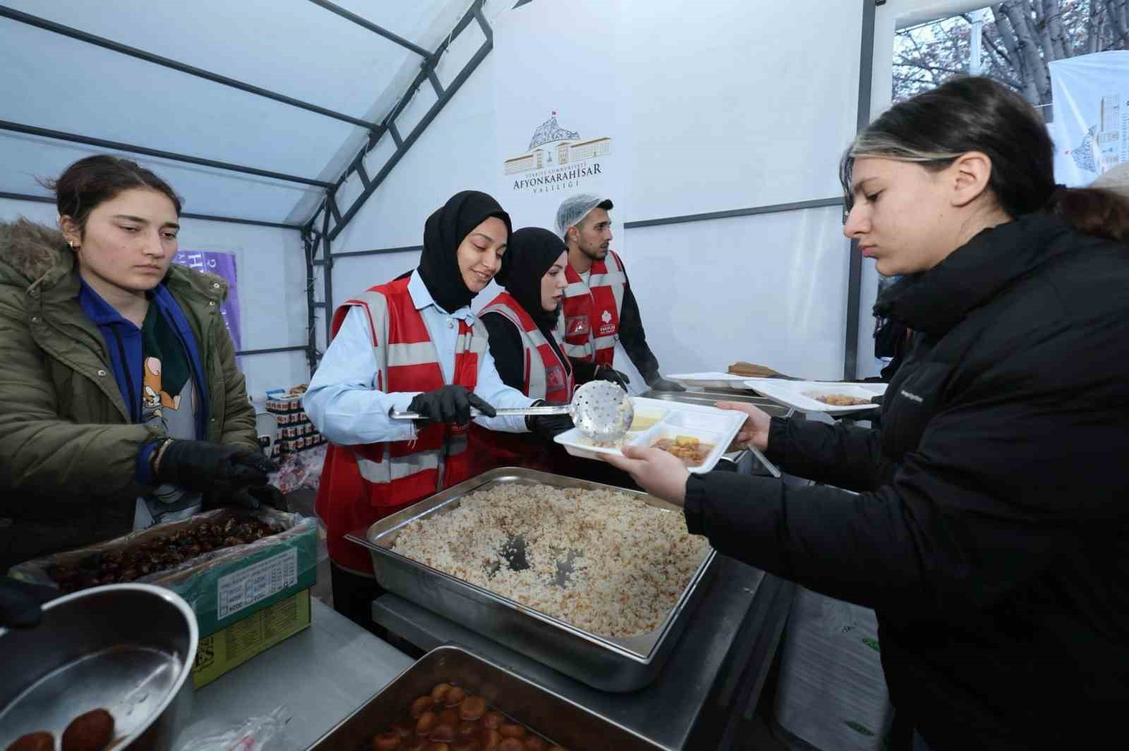 Afyonkarahisar Valiliği&rsquo;nin iftar sofraları kentin 3 noktasında kuruluyor
