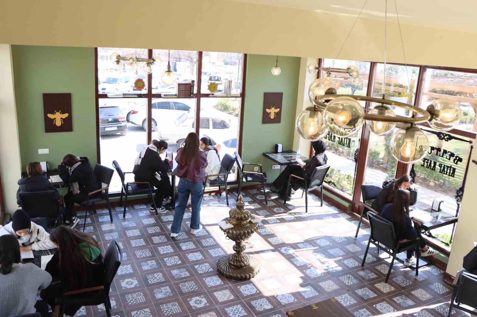 Kitap kafe ile gençlere eğitim desteği