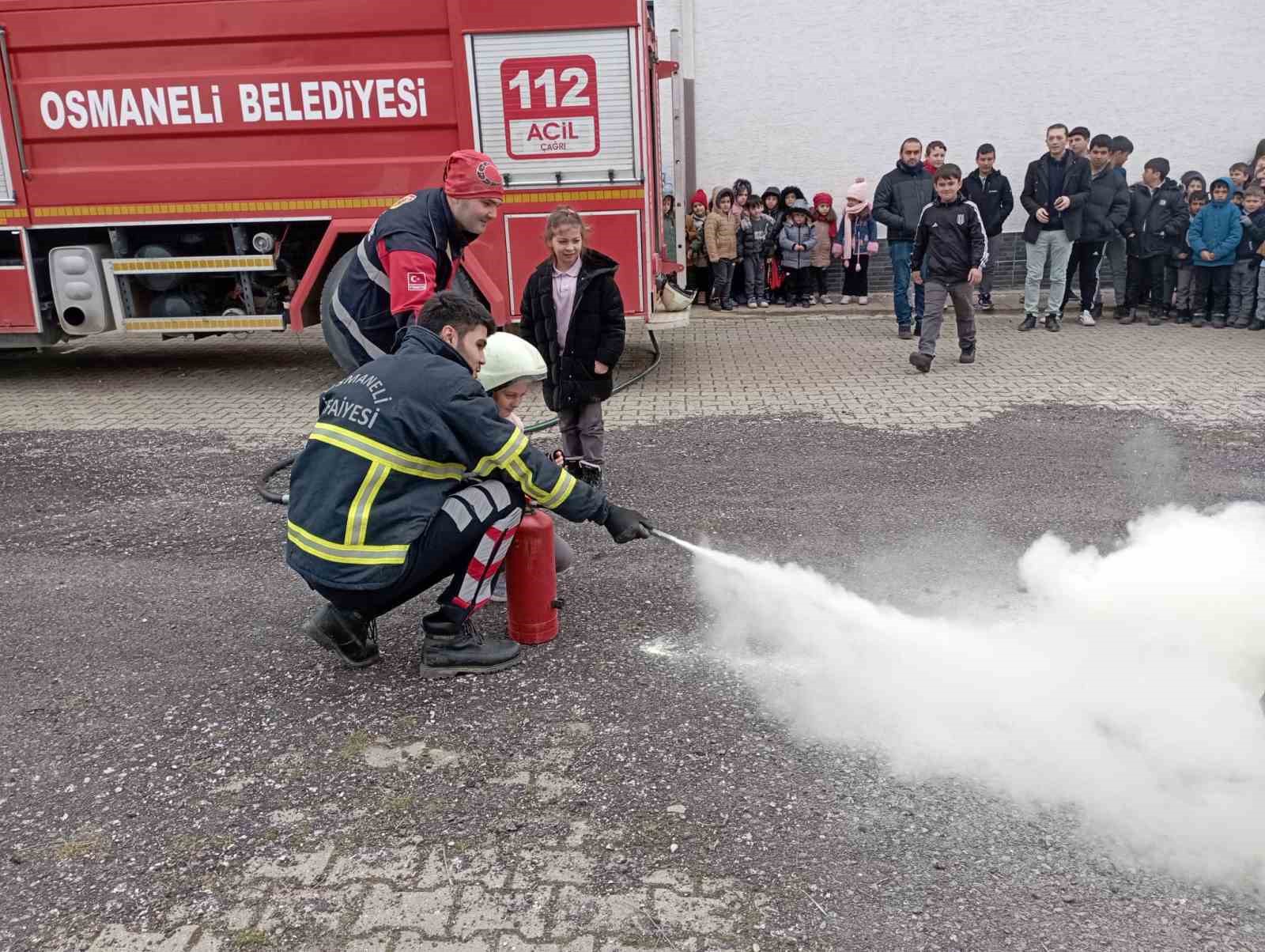 Okullarda yangın eğitimi verdi
