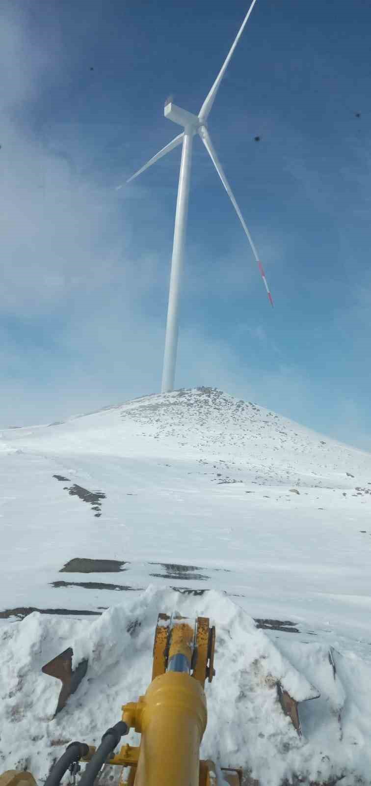 Malatya&rsquo;da 2 bin rakımda karla r&uuml;zgar g&uuml;l&uuml; m&uuml;cadelesi
