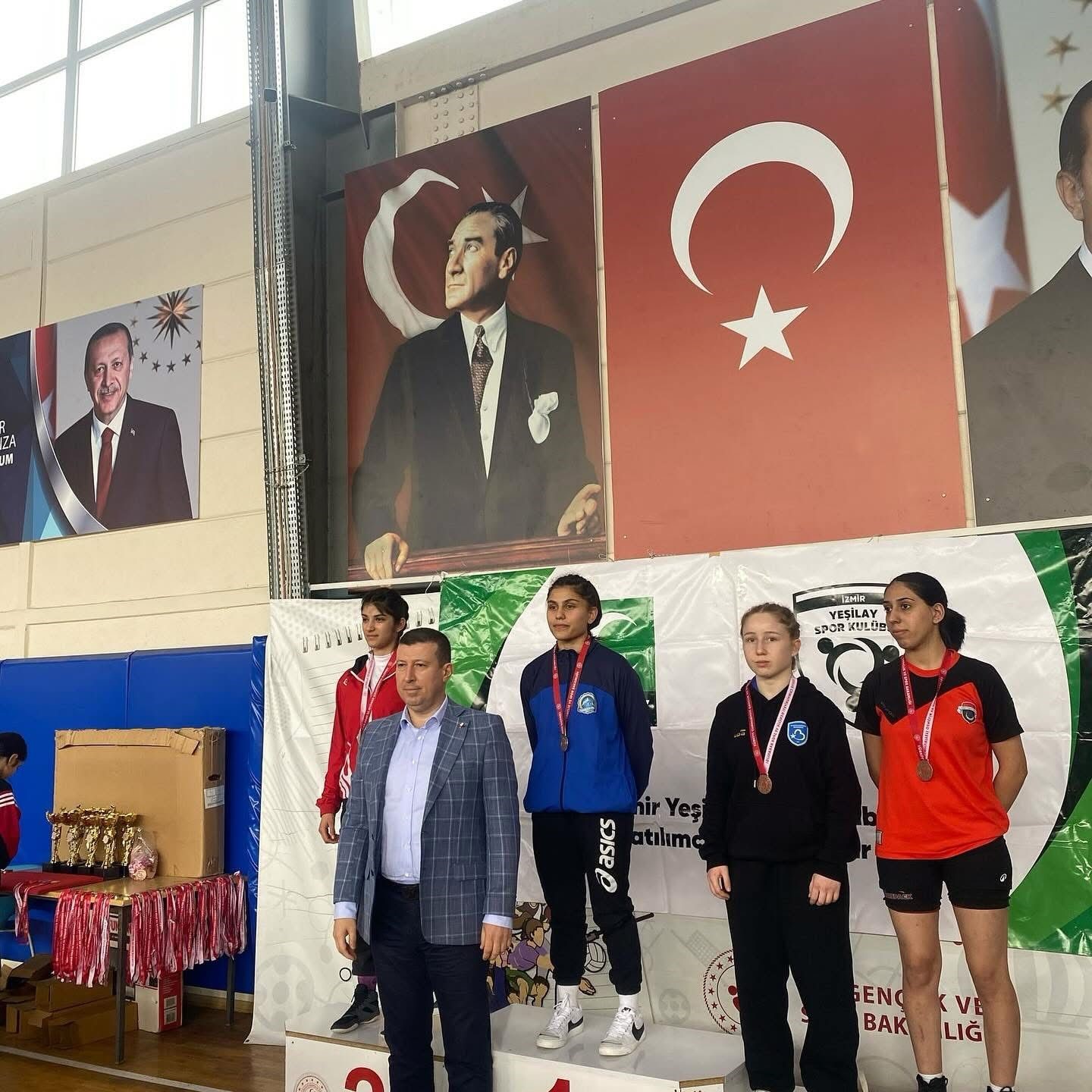 Bayanlar Güreş turnuvasında Büyükşehirli sporculardan 7 madalya