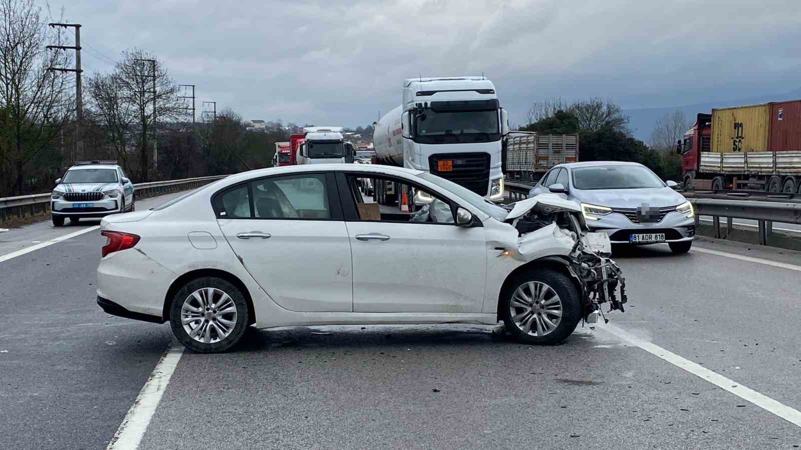 TEM’de otomobil tıra arkadan çarptı: Trafik aksadı