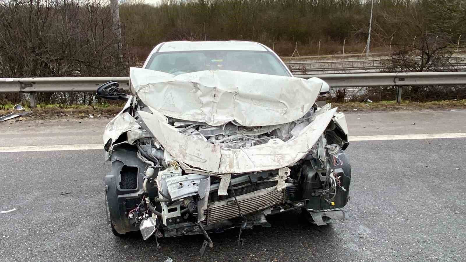 TEM’de otomobil tıra arkadan çarptı: Trafik aksadı
