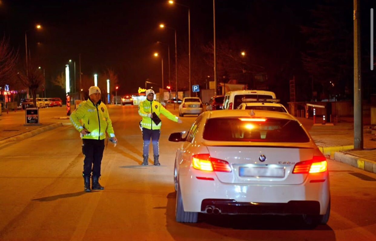Isparta&rsquo;da 4 g&uuml;nde 17 bin ara&ccedil; incelendi, 2 bin 384 s&uuml;r&uuml;c&uuml;ye ceza kesildi
