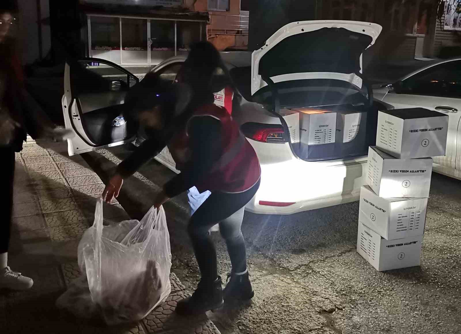 Gediz’de Genç Kızılay’dan gıda ve nakit yardımı