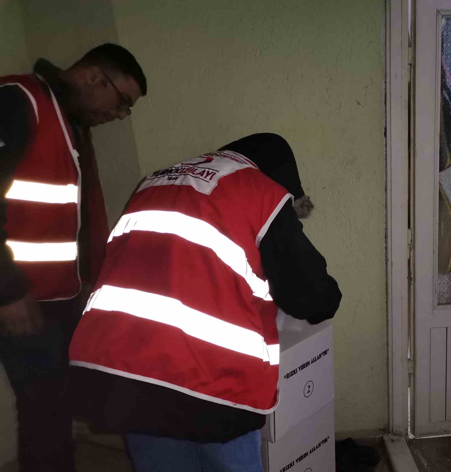 Gediz&rsquo;de Gen&ccedil; Kızılay&rsquo;dan gıda ve nakit yardımı
