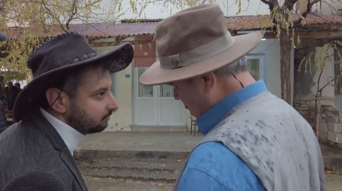 Oyunculuğa soyunan &Ccedil;ivrilli k&ouml;yl&uuml;ler profesyonellere taş &ccedil;ıkardı
